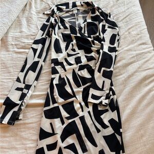 H&M Black and White Geometric Long Sleeve Dress